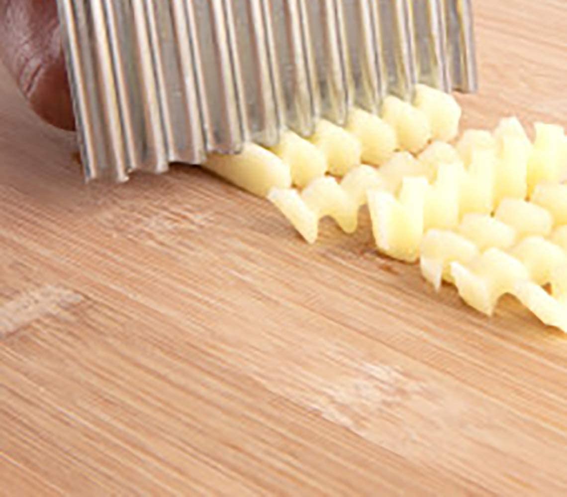 Multifunctional Stainless Steel Potato Wavy Knife Cutter Crinkle Chip Cutter Potato Slicer Stainless Steel Corrugated Knife Wavy Cutter French Fry Cutter Kitchen Gadget Cucumber Carrot Fruit Vegetable