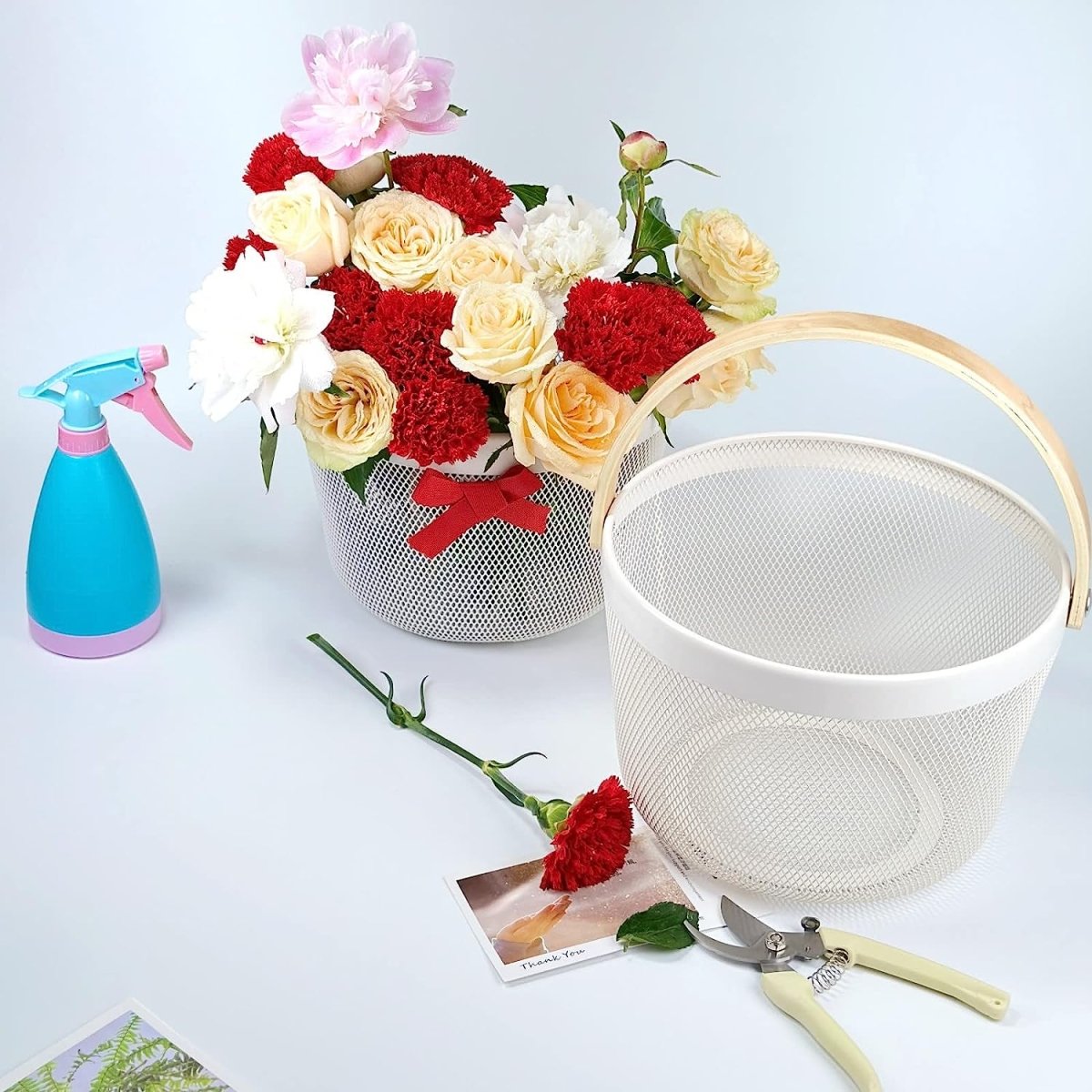 Round Metal Mesh Basket with Wooden Handle